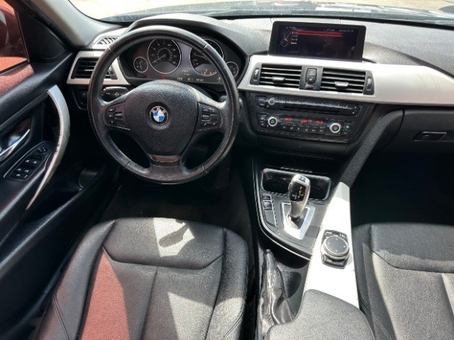 BMW 3 Series Vehicle Full-screen Gallery Image 08