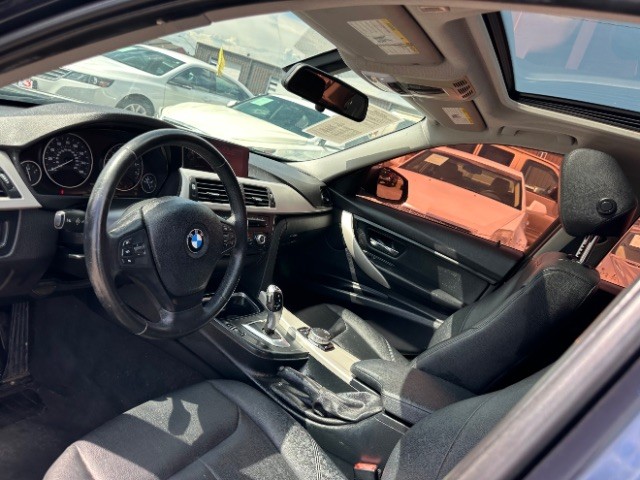 BMW 3 Series Vehicle Full-screen Gallery Image 09