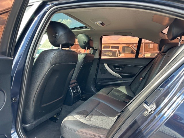 BMW 3 Series Vehicle Full-screen Gallery Image 12