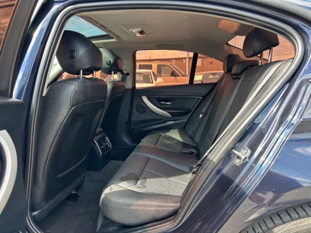 BMW 3 Series Vehicle Full-screen Gallery Image 13