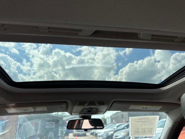 BMW 3 Series Vehicle Full-screen Gallery Image 14