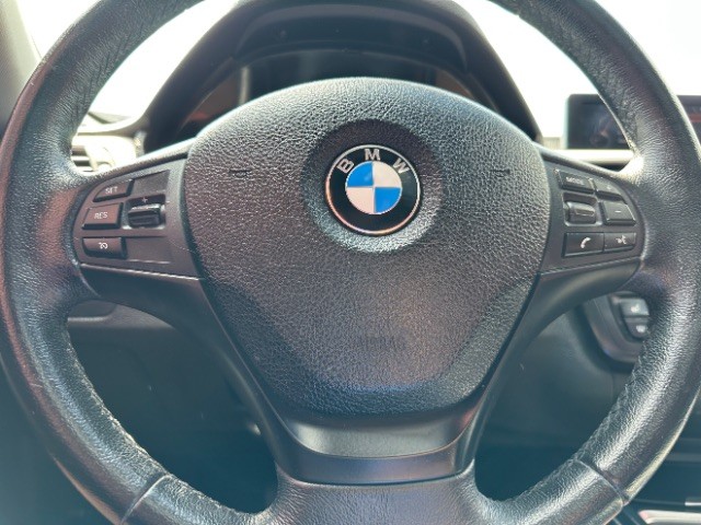 BMW 3 Series Vehicle Full-screen Gallery Image 15