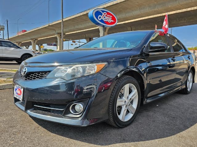 2013 Toyota Camry SE's photo