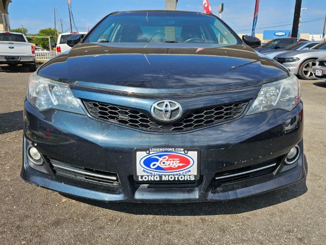 Toyota Camry Vehicle Full-screen Gallery Image 02