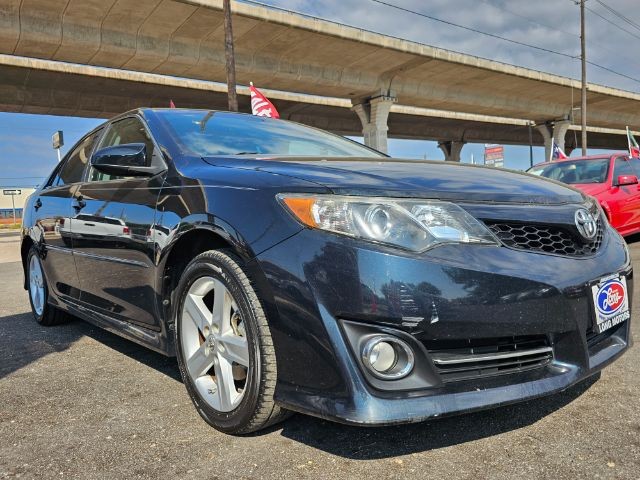 Toyota Camry Vehicle Full-screen Gallery Image 03