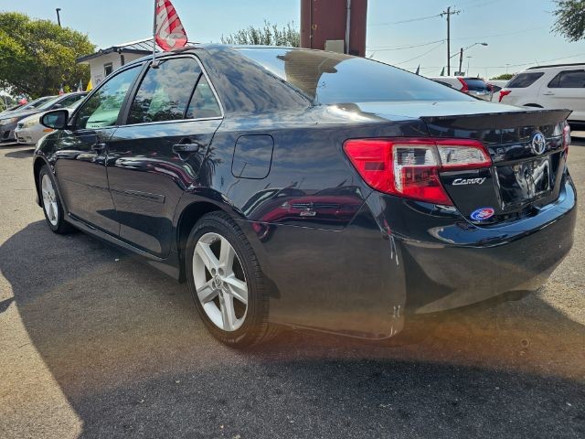 Toyota Camry Vehicle Full-screen Gallery Image 05