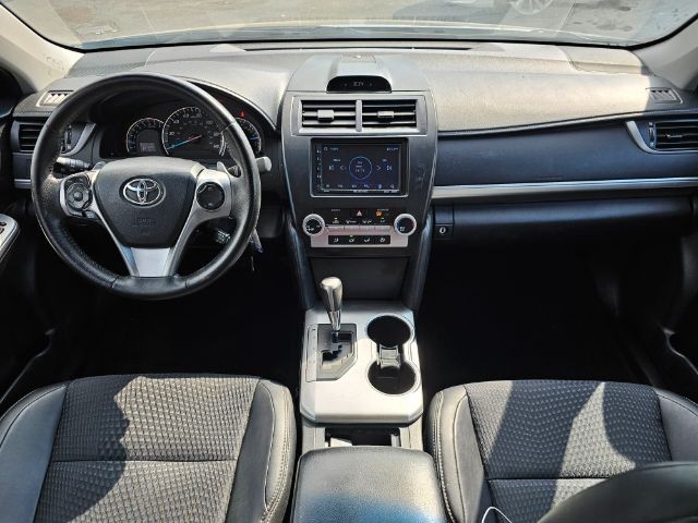 Toyota Camry Vehicle Full-screen Gallery Image 06
