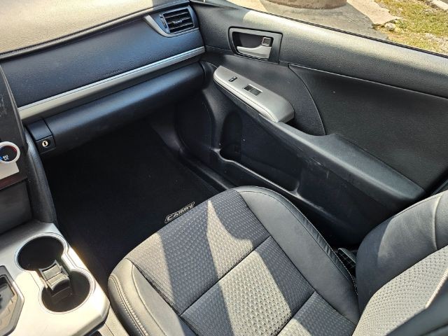 Toyota Camry Vehicle Full-screen Gallery Image 08