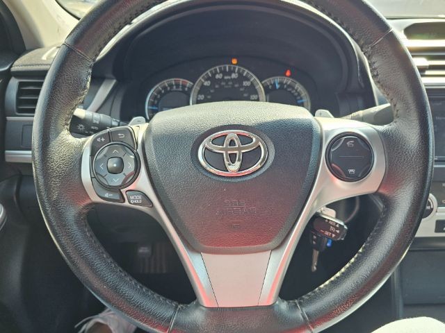 Toyota Camry Vehicle Full-screen Gallery Image 10