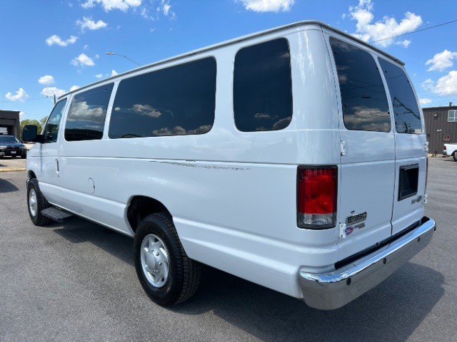 Ford Econoline Wagon Vehicle Full-screen Gallery Image 05