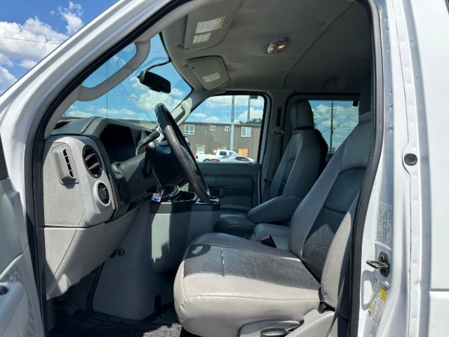 Ford Econoline Wagon Vehicle Full-screen Gallery Image 06