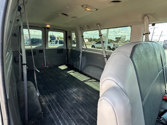 Ford Econoline Wagon Vehicle Full-screen Gallery Image 08