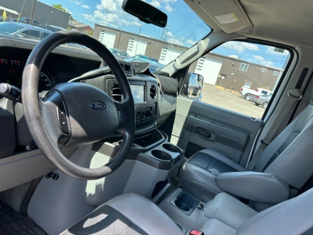 Ford Econoline Wagon Vehicle Full-screen Gallery Image 09