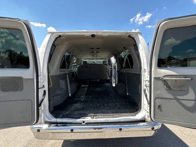 Ford Econoline Wagon Vehicle Full-screen Gallery Image 11