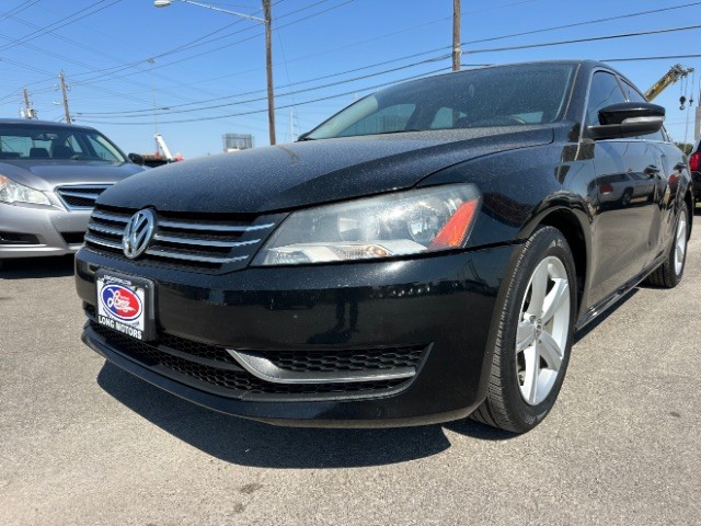 Volkswagen Passat Vehicle Full-screen Gallery Image 02