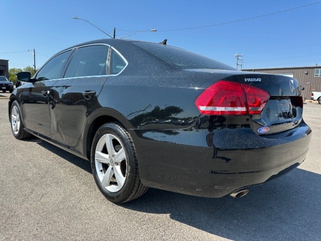 Volkswagen Passat Vehicle Full-screen Gallery Image 05