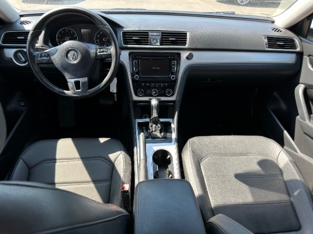 Volkswagen Passat Vehicle Full-screen Gallery Image 06