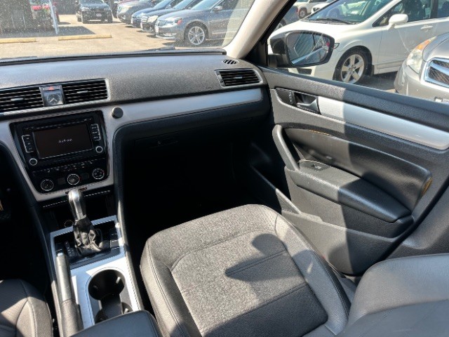 Volkswagen Passat Vehicle Full-screen Gallery Image 07