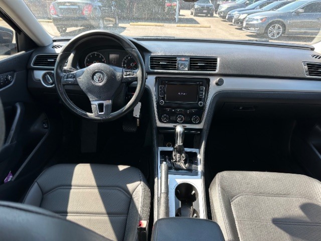 Volkswagen Passat Vehicle Full-screen Gallery Image 08