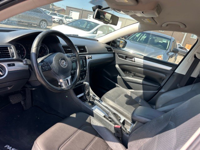 Volkswagen Passat Vehicle Full-screen Gallery Image 09