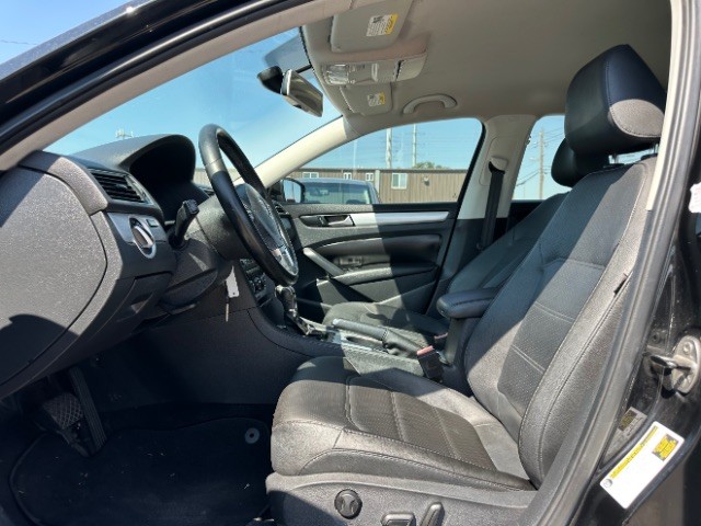 Volkswagen Passat Vehicle Full-screen Gallery Image 10