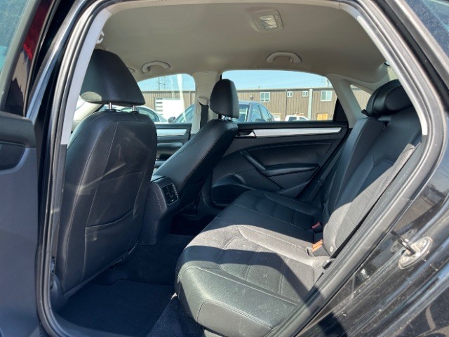 Volkswagen Passat Vehicle Full-screen Gallery Image 11