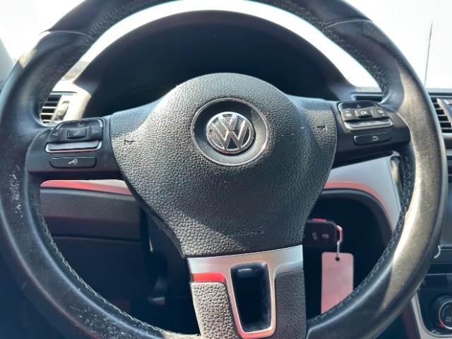 Volkswagen Passat Vehicle Full-screen Gallery Image 12