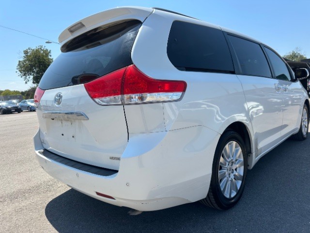 Toyota Sienna Vehicle Full-screen Gallery Image 04