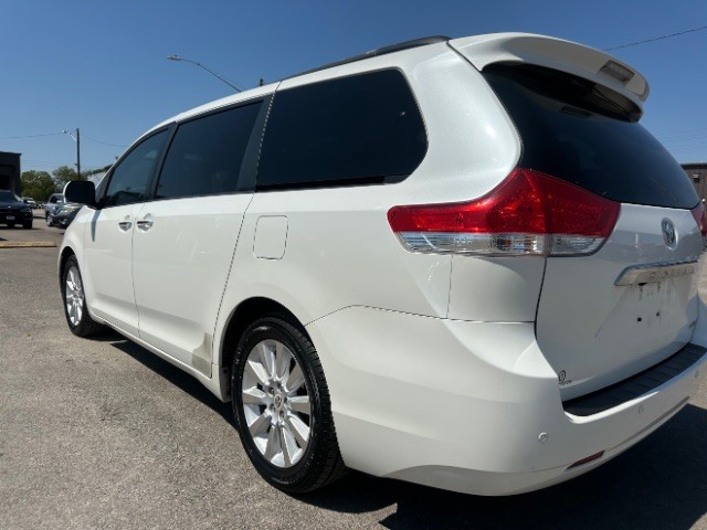 Toyota Sienna Vehicle Full-screen Gallery Image 05