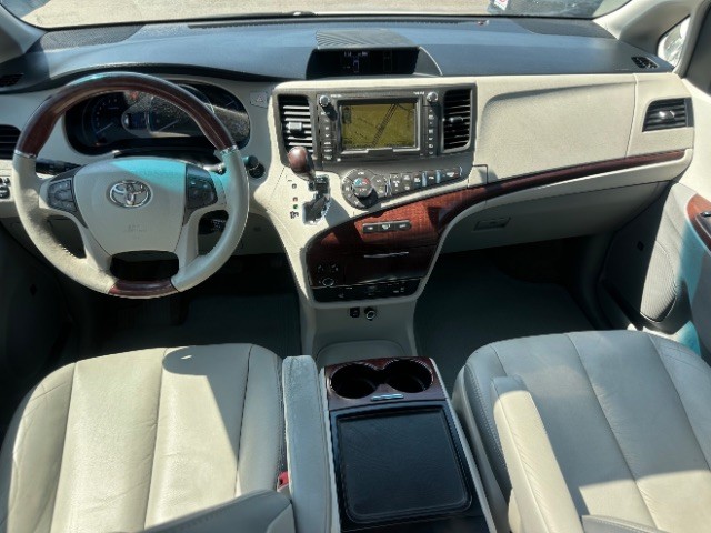 Toyota Sienna Vehicle Full-screen Gallery Image 06