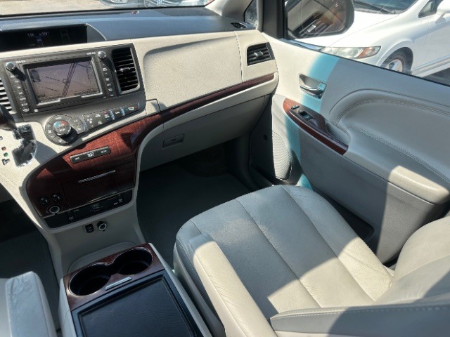 Toyota Sienna Vehicle Full-screen Gallery Image 07