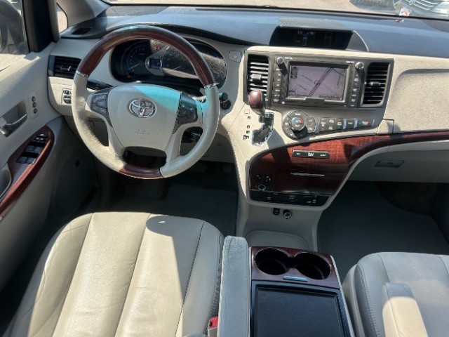 Toyota Sienna Vehicle Full-screen Gallery Image 08