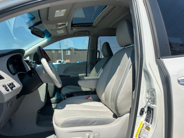 Toyota Sienna Vehicle Full-screen Gallery Image 09