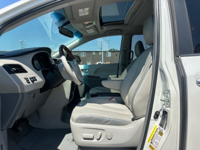 Toyota Sienna Vehicle Full-screen Gallery Image 10