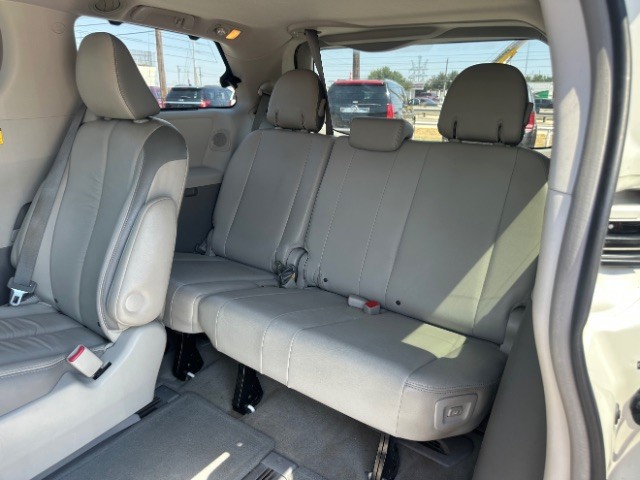 Toyota Sienna Vehicle Full-screen Gallery Image 11