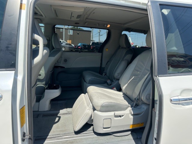 Toyota Sienna Vehicle Full-screen Gallery Image 12