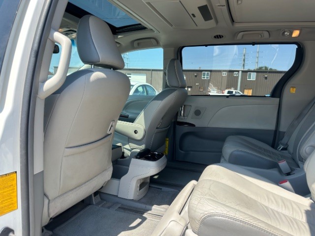 Toyota Sienna Vehicle Full-screen Gallery Image 13