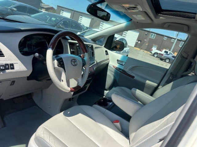 Toyota Sienna Vehicle Full-screen Gallery Image 15