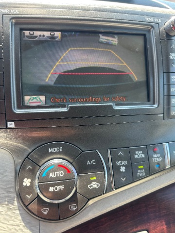 Toyota Sienna Vehicle Full-screen Gallery Image 16