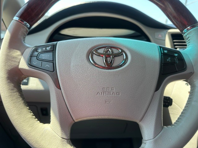 Toyota Sienna Vehicle Full-screen Gallery Image 17