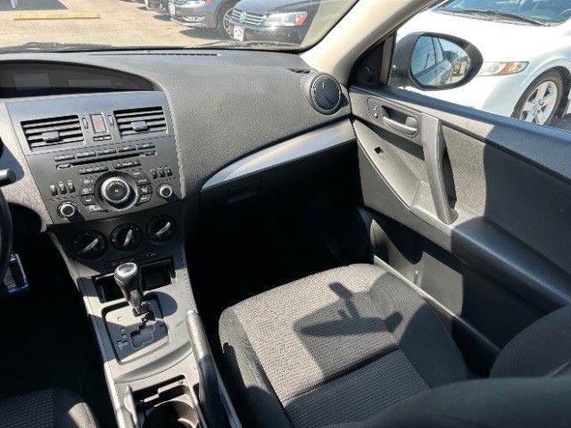 Mazda Mazda3 Sedan Vehicle Full-screen Gallery Image 07