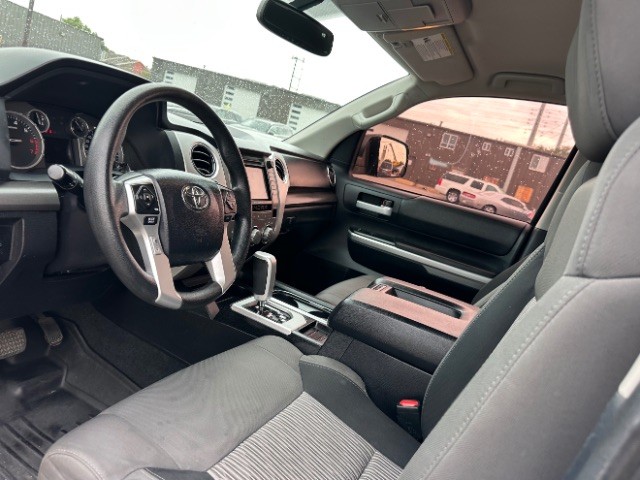 Toyota Tundra 4WD Truck Vehicle Full-screen Gallery Image 10