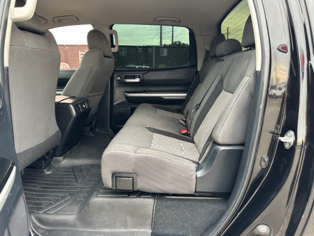 Toyota Tundra 4WD Truck Vehicle Full-screen Gallery Image 12