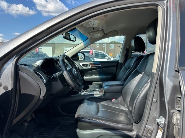 Nissan Pathfinder Vehicle Full-screen Gallery Image 10