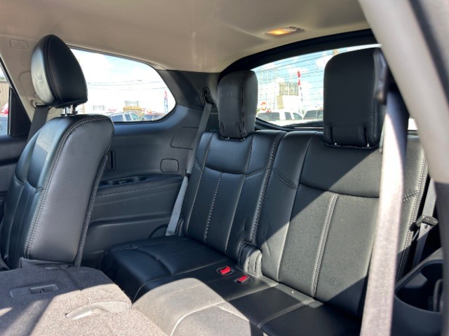 Nissan Pathfinder Vehicle Full-screen Gallery Image 11