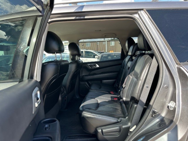 Nissan Pathfinder Vehicle Full-screen Gallery Image 12