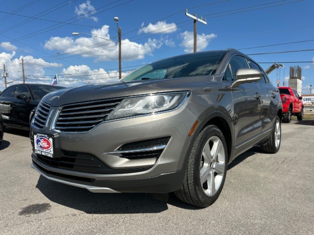 Lincoln MKC Vehicle Full-screen Gallery Image 02