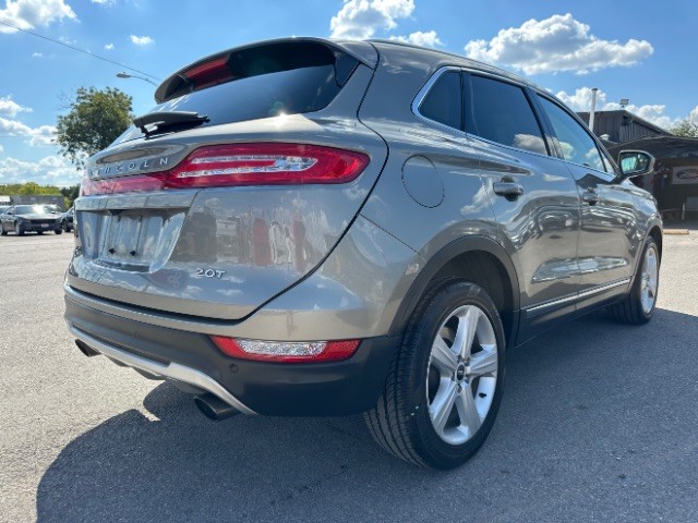 Lincoln MKC Vehicle Full-screen Gallery Image 04