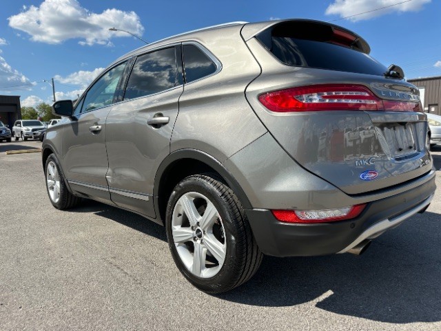 Lincoln MKC Vehicle Full-screen Gallery Image 05
