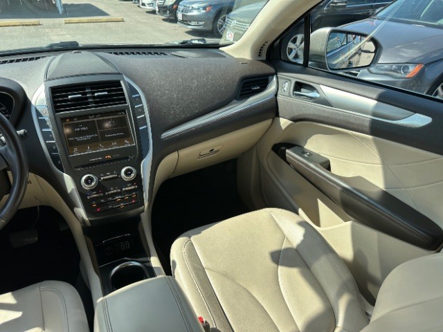 Lincoln MKC Vehicle Full-screen Gallery Image 07